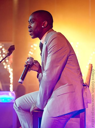 Theo Kgosinkwe &copy www.musicpics.co.za