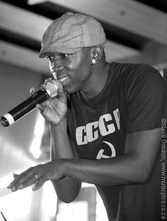 Theo Kgosinkwe &copy www.musicpics.co.za